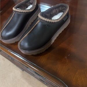 UGG womens Black and Brown Slippers
